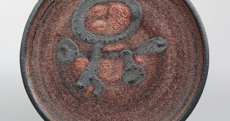 Jaap Dommisse COBRA-style ceramic plate on red fond