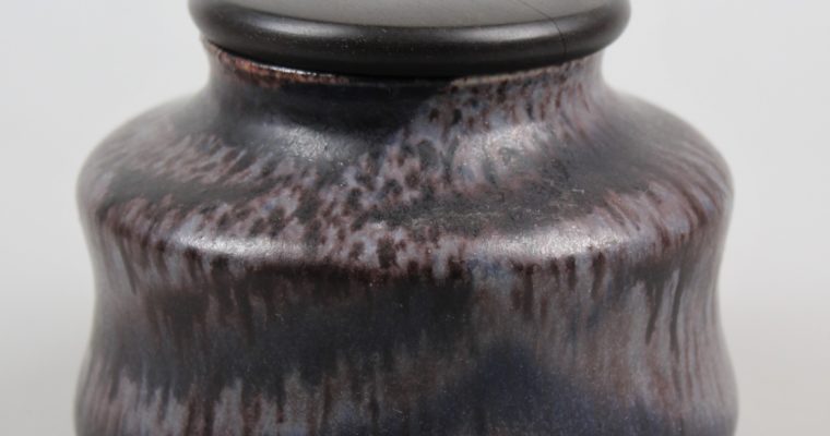 Sonja Landweer pot with wooden lid