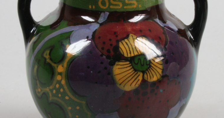 Ivora Gouda glossy small vase ‘Oss’ art deco